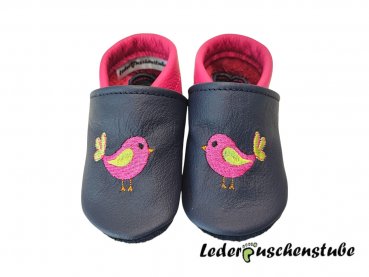 Lederpuschen dunkelblau-pink, beiderseits Vogel (pink,helgrün,orange) von Rock Queen